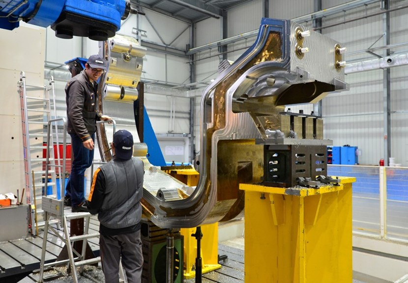 Dans le vaste atelier de CNIM, à La Seyne-sur-Mer (83), le prototype d'une pièce d'acier massive et tourmentée prend forme. Cette « cassette », destinée au divertor d'ITER, baignera dans un environnement infernal, beaucoup plus chaud qu'à la surface du Soleil. (Click to view larger version...)